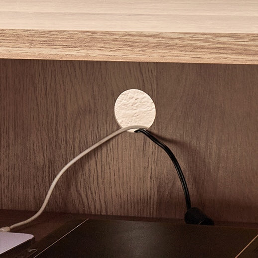 ブラウンの木目調のキャビネットの配線穴