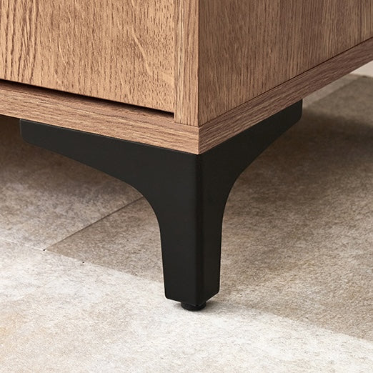 ブラウンの木目調のキャビネットの脚部分