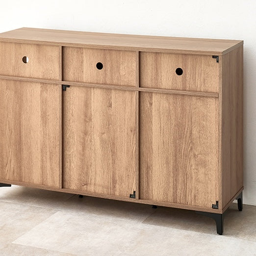 ブラウンの木目調のキャビネットの背面