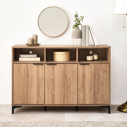 ブラウンの木目調のキャビネット