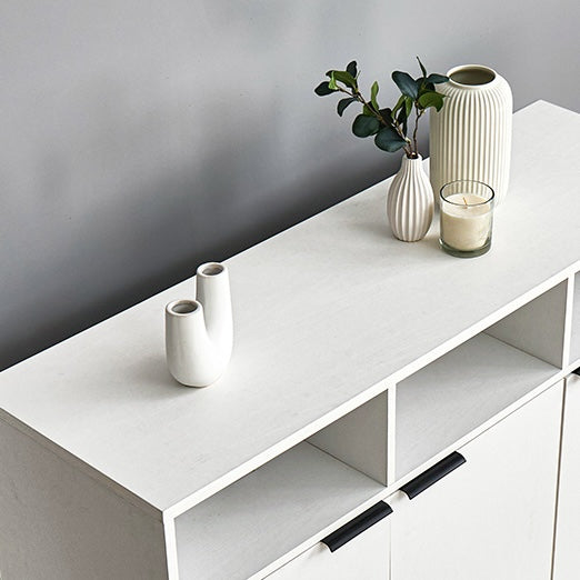 ホワイトの木目調のキャビネットにキャンドルや植物、花瓶を置いている様子