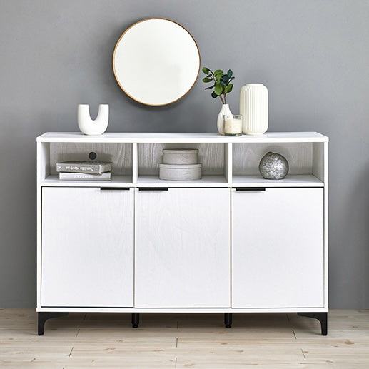 ホワイトの木目調のキャビネット