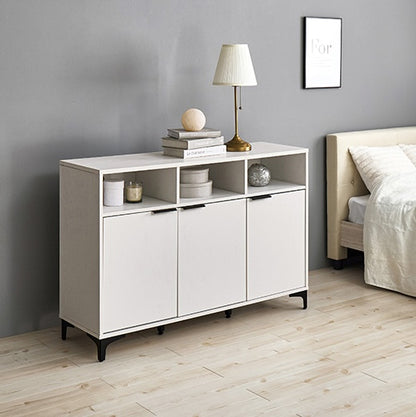 ホワイトの木目調のキャビネットをベッド横に置いている様子