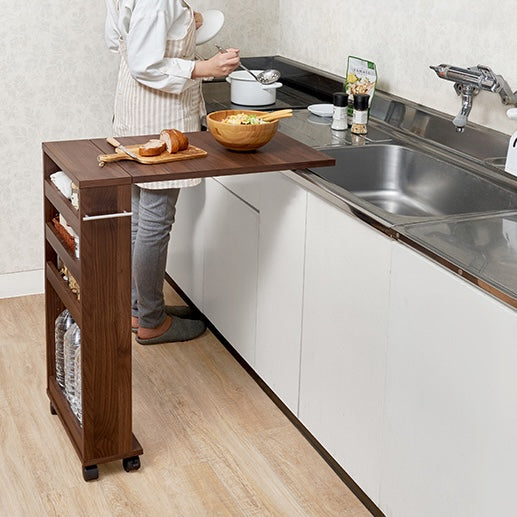 バタフライテーブルブラウンの拡張天板をキッチン上で使用している様子
