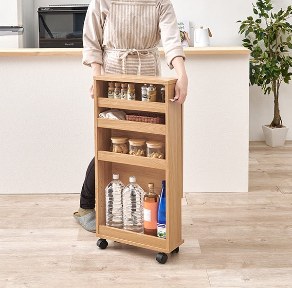 折り畳まれたバタフライテーブルナチュラルを移動させている様子