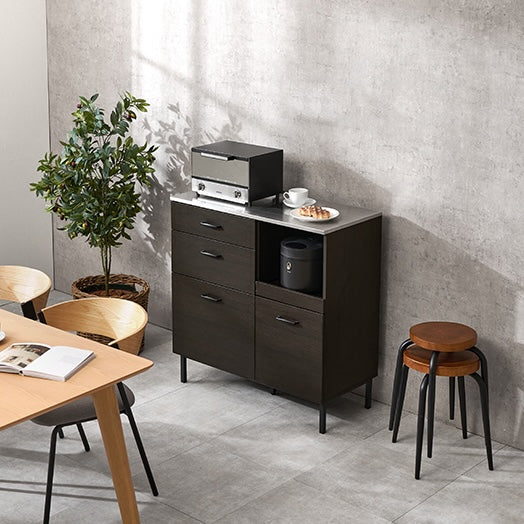 ダークブラウンのステンレス天板コンセント付きキッチンカウンターを部屋に置いている様子