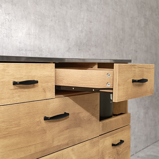 ナチュラルのステンレス天板コンセント付きキッチンカウンターの引き出しを開けている様子