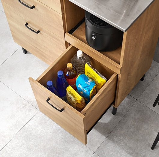 ナチュラルのステンレス天板コンセント付きキッチンカウンターの引き出しに食品がストックされている様子