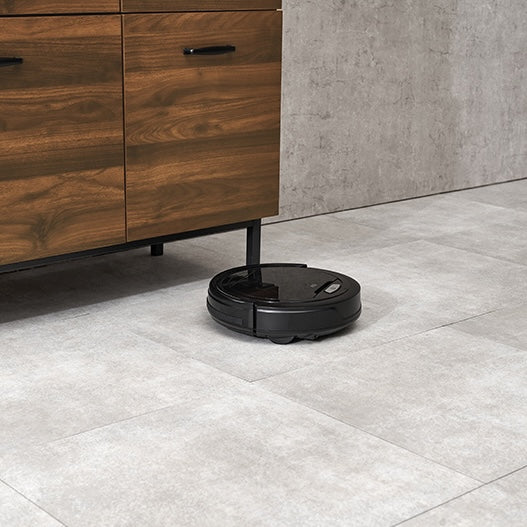 ウォルナットのステンレス天板コンセント付きキッチンカウンターの下をお掃除ロボットが入ろうとしている様子