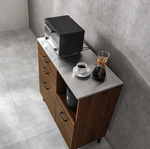 ウォルナットのステンレス天板コンセント付きキッチンカウンターにトースターやマグカップが置かれている様子