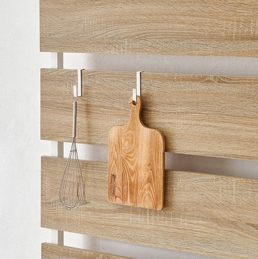 Light brown wooden cutting board with handle and visible wood grain for use with 突っ張りゴミ箱上ラック organizer