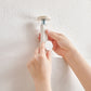 白いプラスチック製の突っ張りゴミ箱上ラック用壁掛け調節棚受け金具、丸形ノブとネジ式機構付き