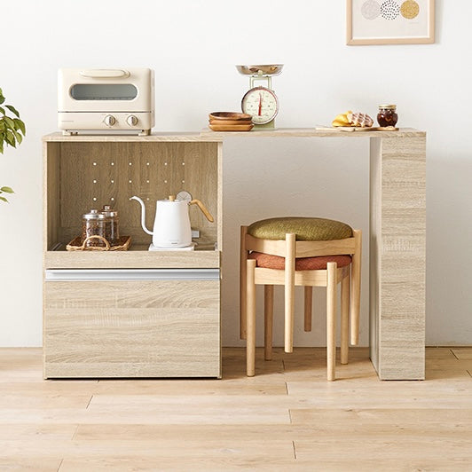 ナチュラルのキッチンボードに調理器具やストック品が収納されている様子