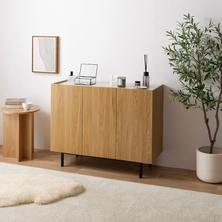 天板部分に雑貨が飾られた木目柄のバイカラーキャビネット