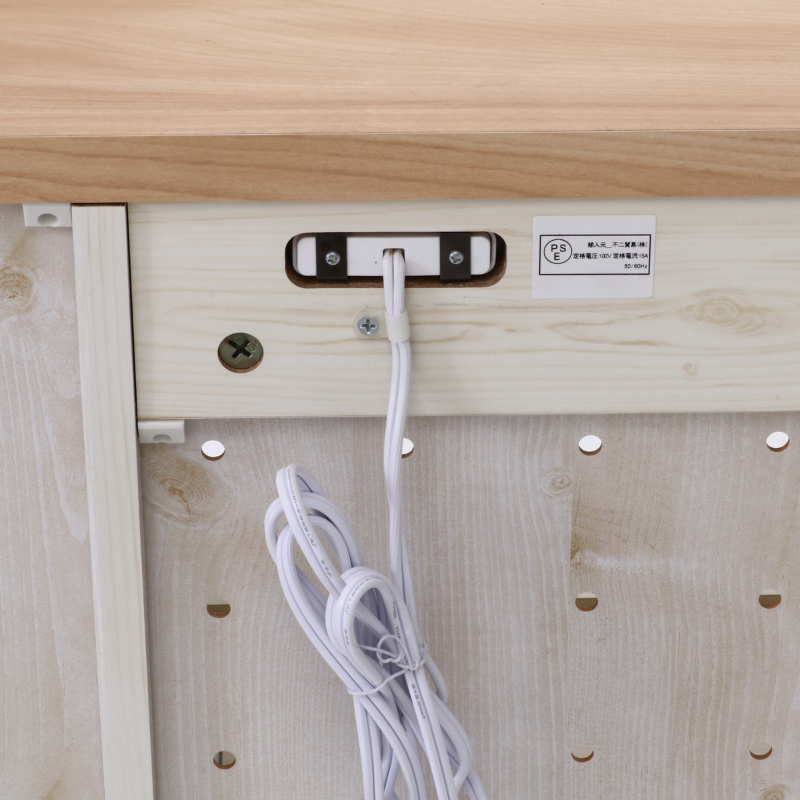 キッチンカウンター背面の電源ケーブルを写している様子