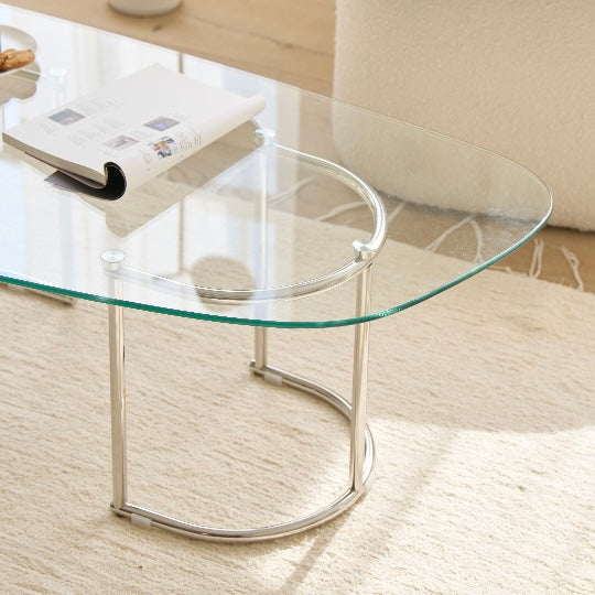 ガラス天板のニュアンスローテーブルがリビングに置かれている様子