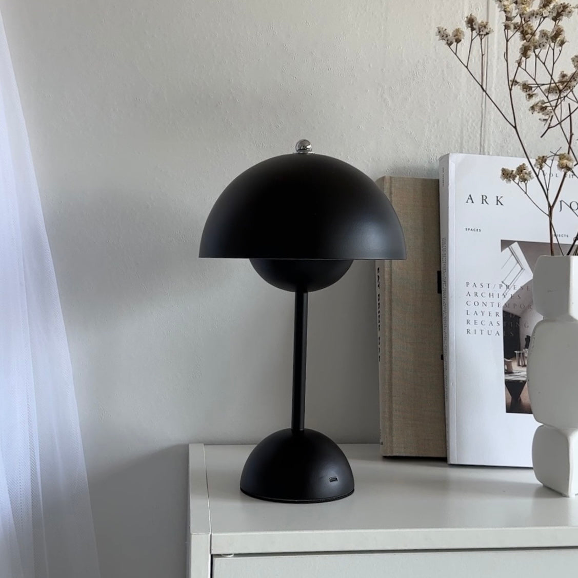 マットな質感のブラックのライト