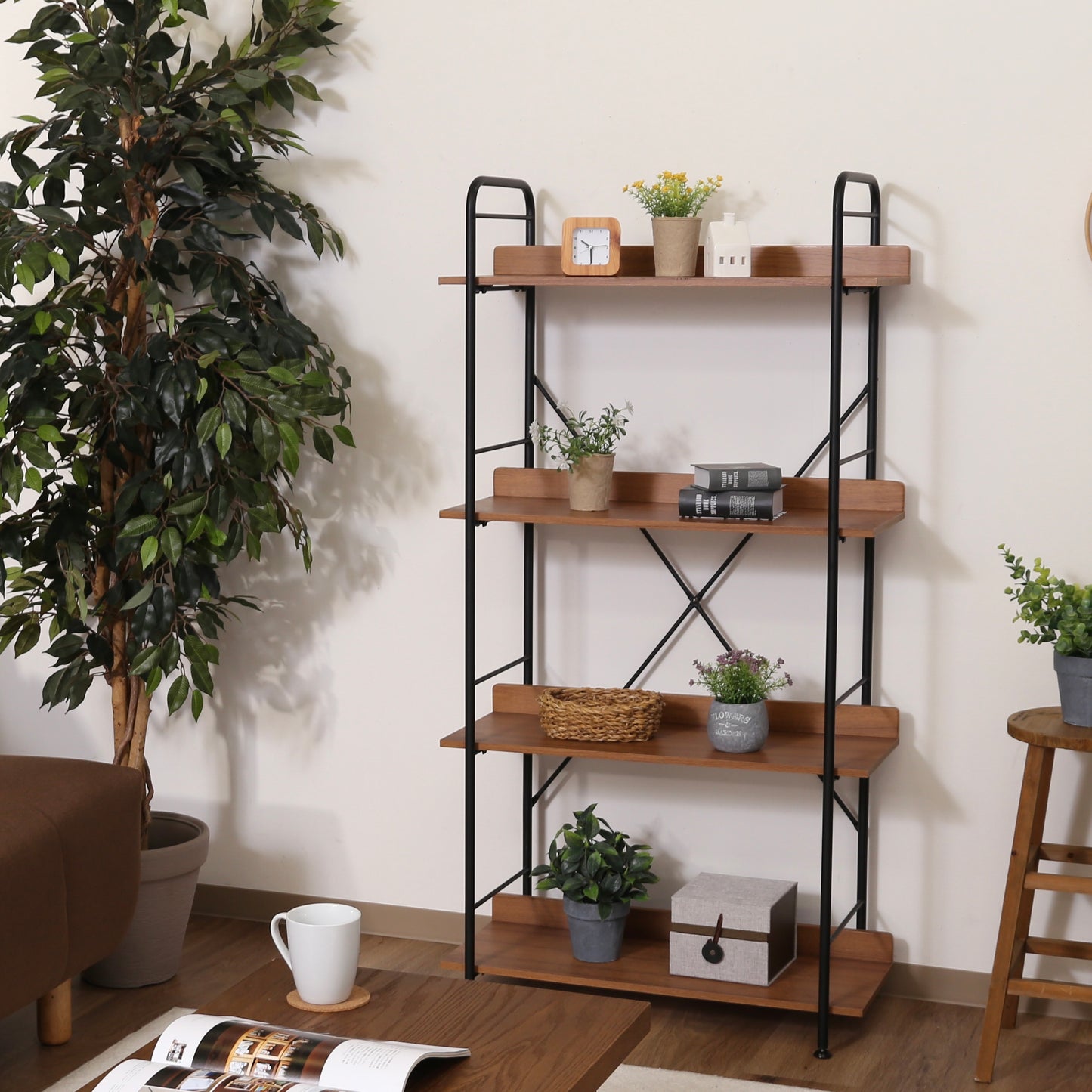 ウッド素材とブラックフレームの3段のオープンシェルフがリビングに置かれている様子