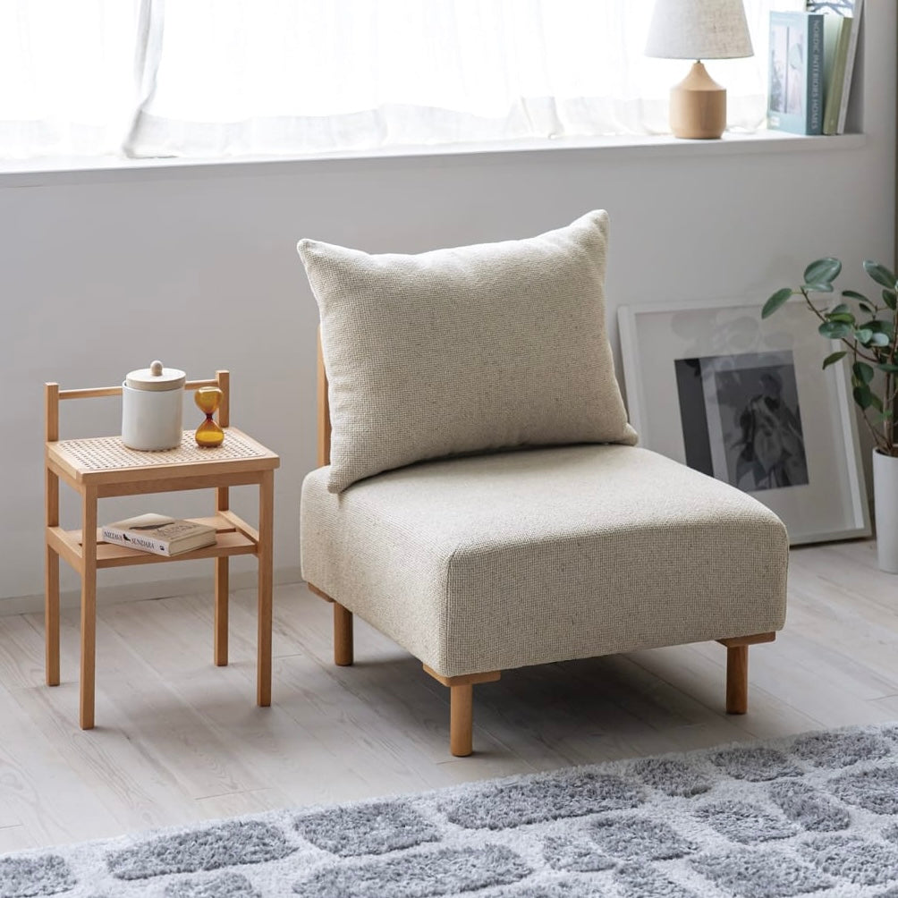 木製フレームのベージュのソファ