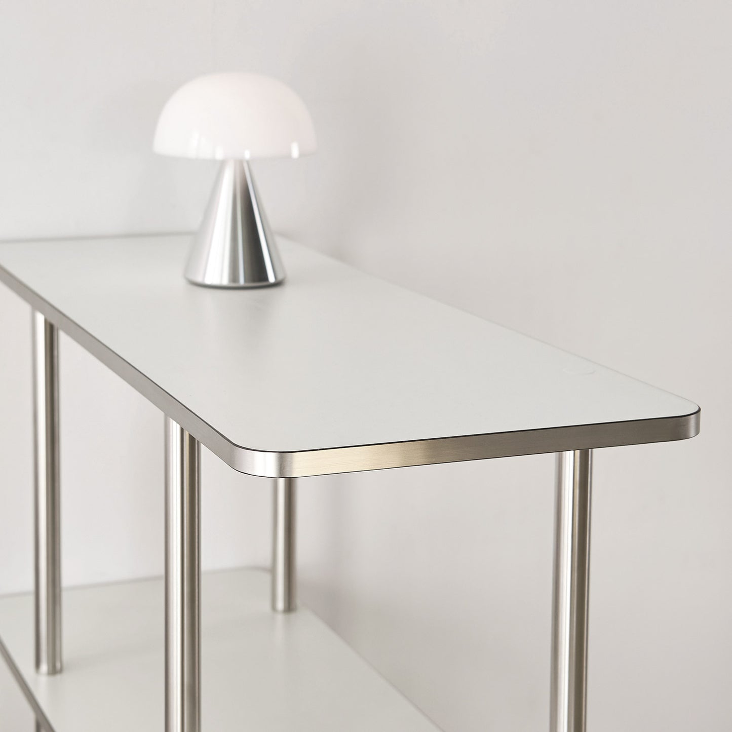 ホワイトシェルフの上段に卓上ライトが置かれている様子