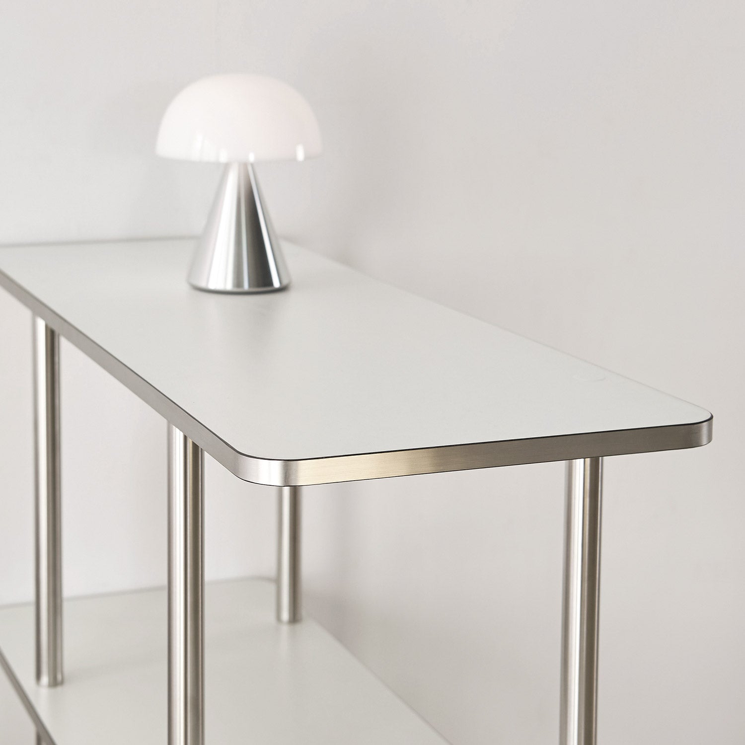 ホワイトシェルフの上段に卓上ライトが置かれている様子