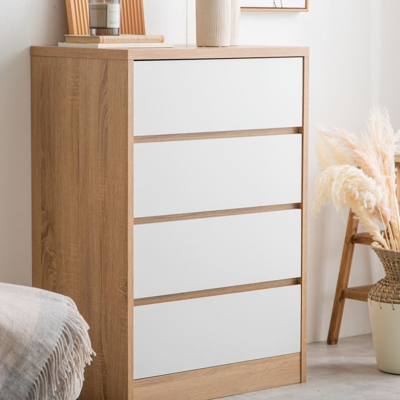 白とナチュラルウッドのバイカラーのチェストを部屋の中に置いている