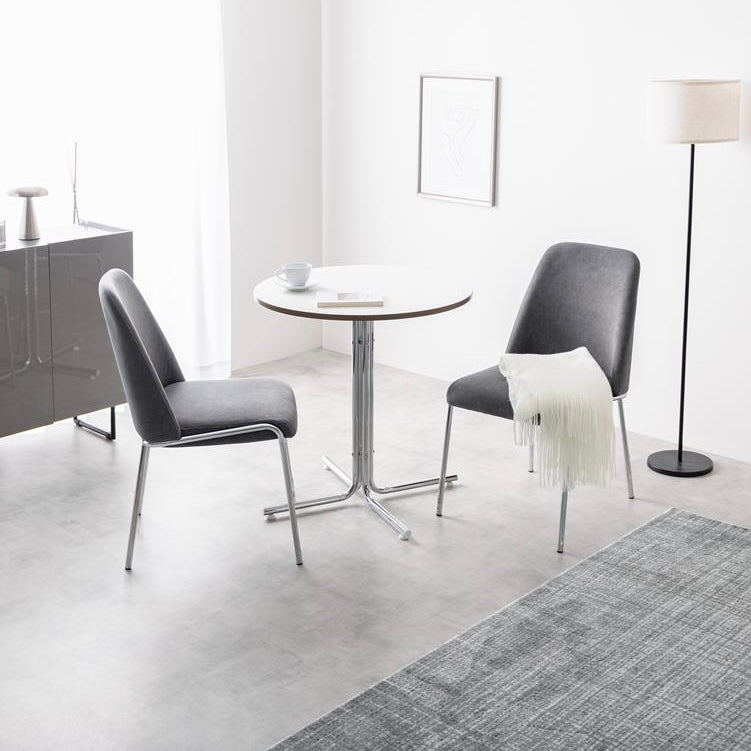 ダイニングに置かれたシルバー脚がお洒落なファブリック素材のチェアが2脚