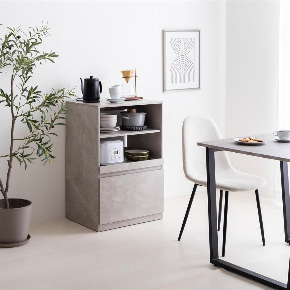 コンパクトなサイズ感のシンプルなキッチンラックがダイニングに置かれている