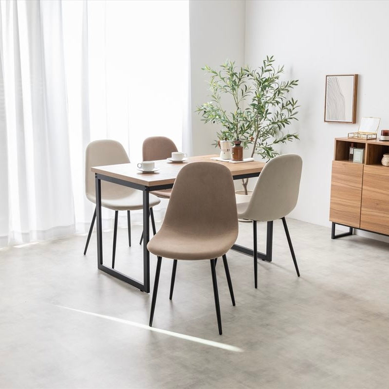 ダイニングに座面がコーデュロイ生地の椅子が置かれている