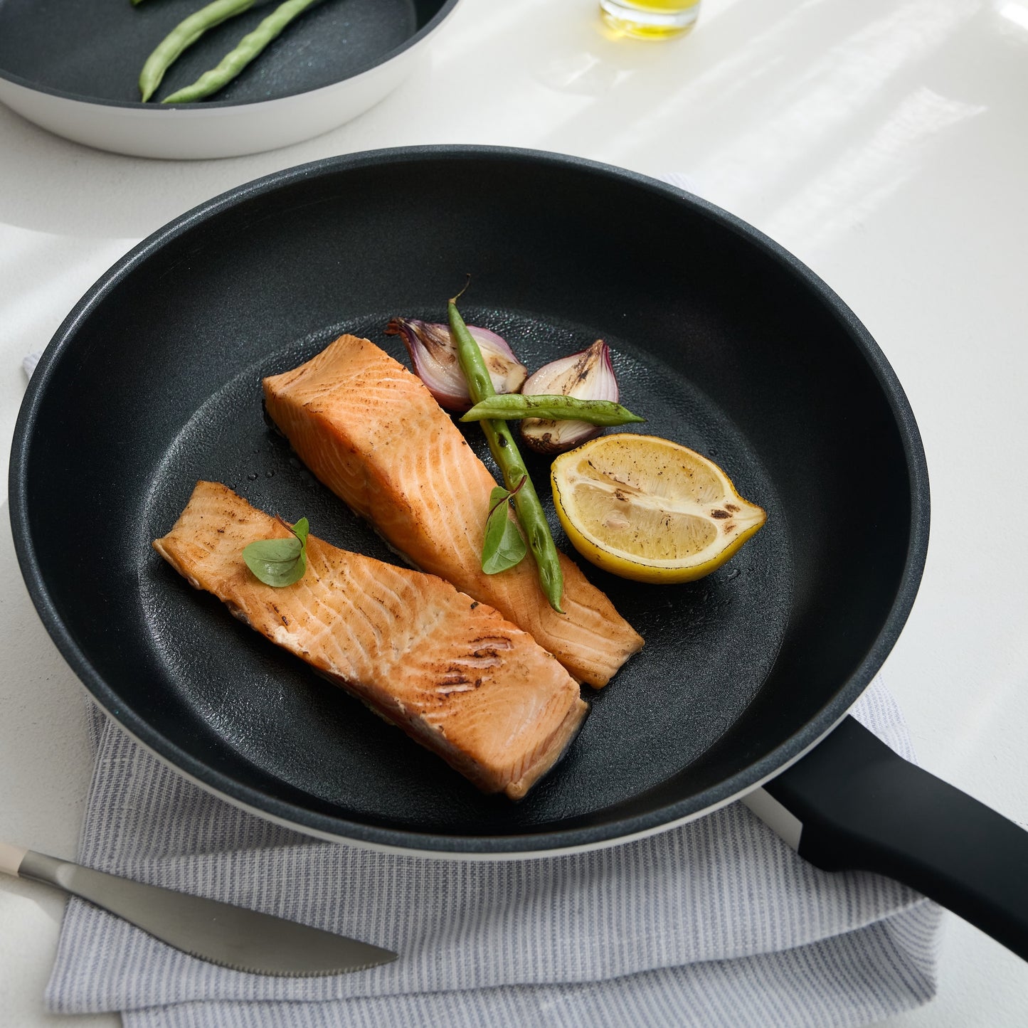 白と黒のモノクロカラーのお洒落なフライパン
