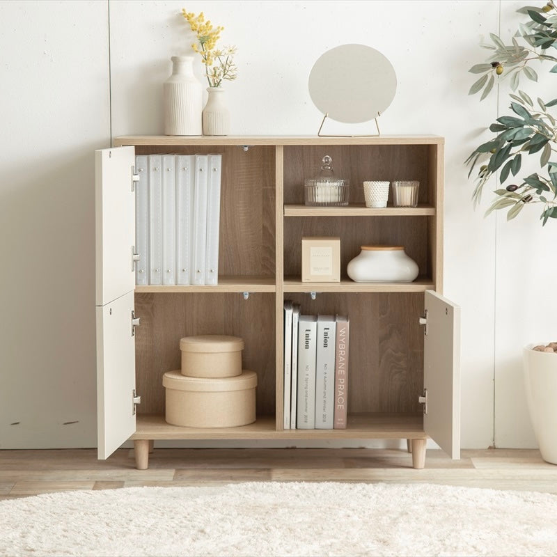 扉が全て開かれたキャビネット