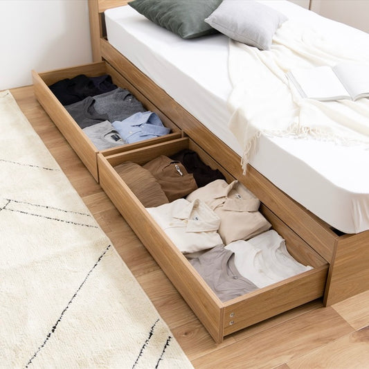 収納付きベッドフレームに収納されている衣類