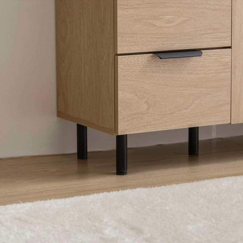 ルーバー扉とひき引き出し収納がついたキャビネットの脚部分