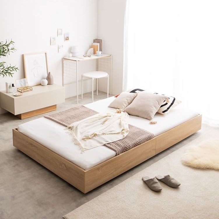 マットレスがズレにくい「ドロップマット構造」のナチュラルウッドのローベッドフレームを部屋で使っている