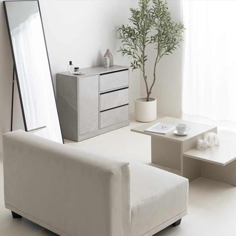 キャスターがついたグレーのチェストがリビングに飾られている