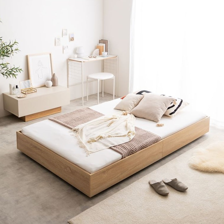 マットレスがズレにくい「ドロップマット構造」のナチュラルウッドのローベッドフレームを部屋で使っている