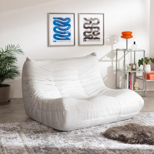 アイボリーのウレタン素材の2人掛けソファーを部屋に置いている様子