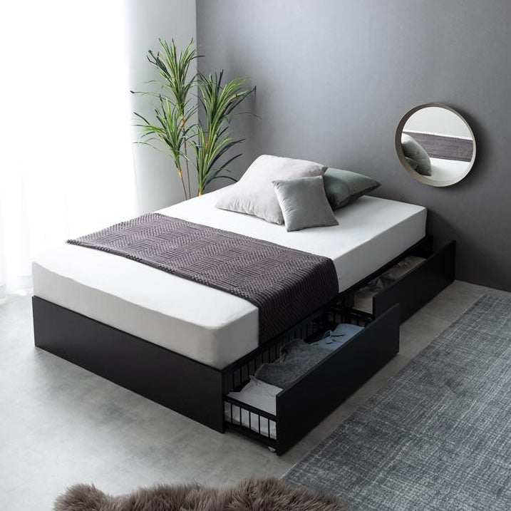 シンプルな黒のベッドフレームに2杯の引き出しが付いていて、シックな雰囲気の部屋で使っている