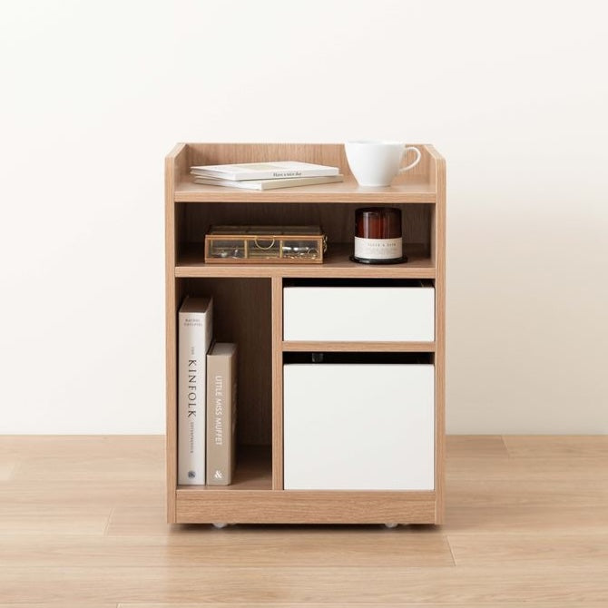 ナチュラルウッドカラーの4つの収納スペースが付いたサイドテーブルにもなる収納ワゴン