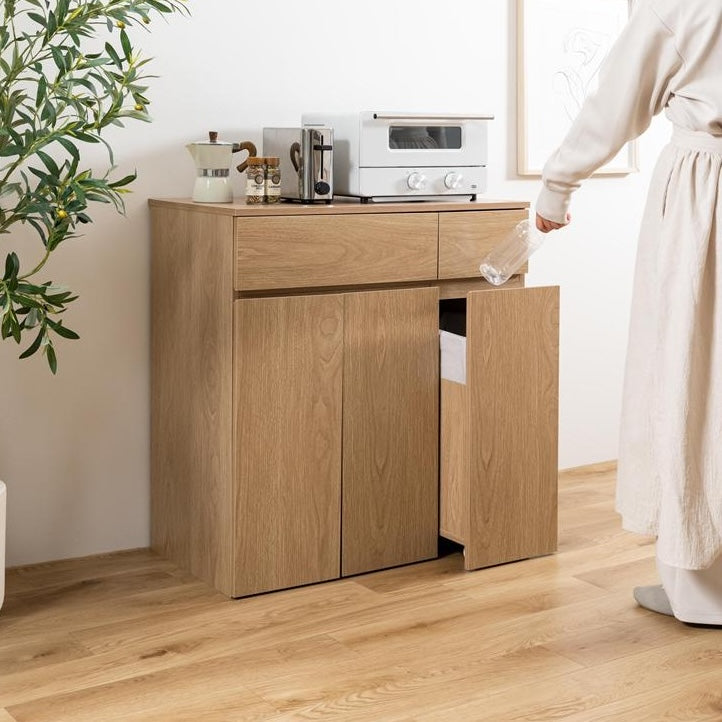 木目がナチュラルなカラーのゴミ箱とキッチンボードが一体となった収納家具を置いているキッチン