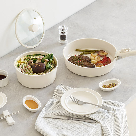 取手も蓋も本体も真っ白でお洒落な鍋4点セット（取手、フライパン、片手深鍋、蓋）