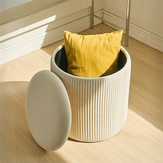 アイボリーの楕円型のプリーツ収納にクッションが入れられている様子