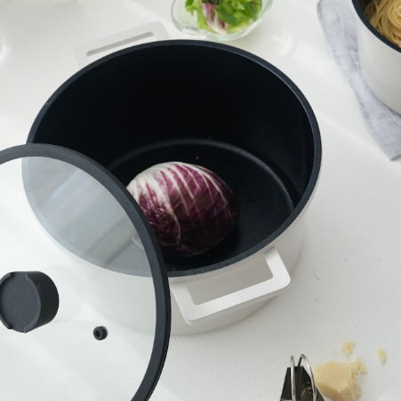 蓋付きの両手鍋の中に野菜が入れられている