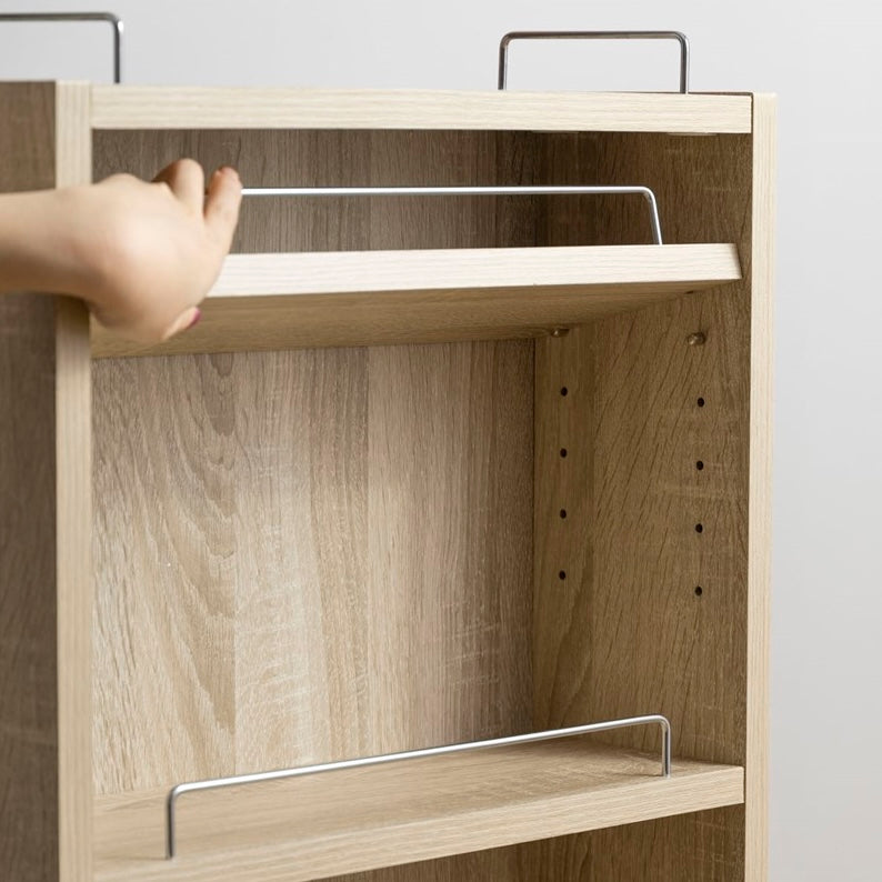 隙間に収まるナチュラルウッドカラーの収納ワゴンの棚板が可動式で高さを変えられることがわかる写真