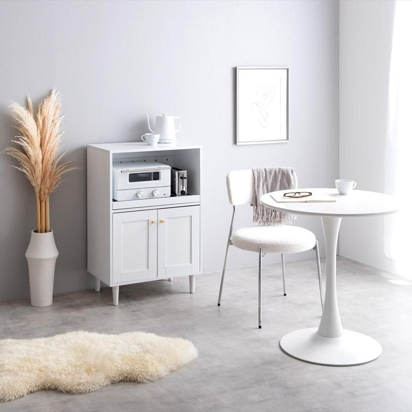 リビングに置かれたホワイトカラーのレンジ台