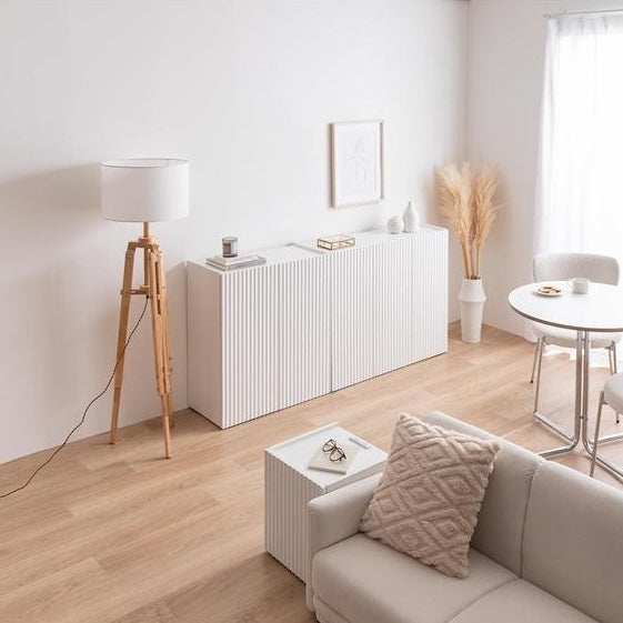 波型扉のホワイトのキャビネットを部屋に置いている様子