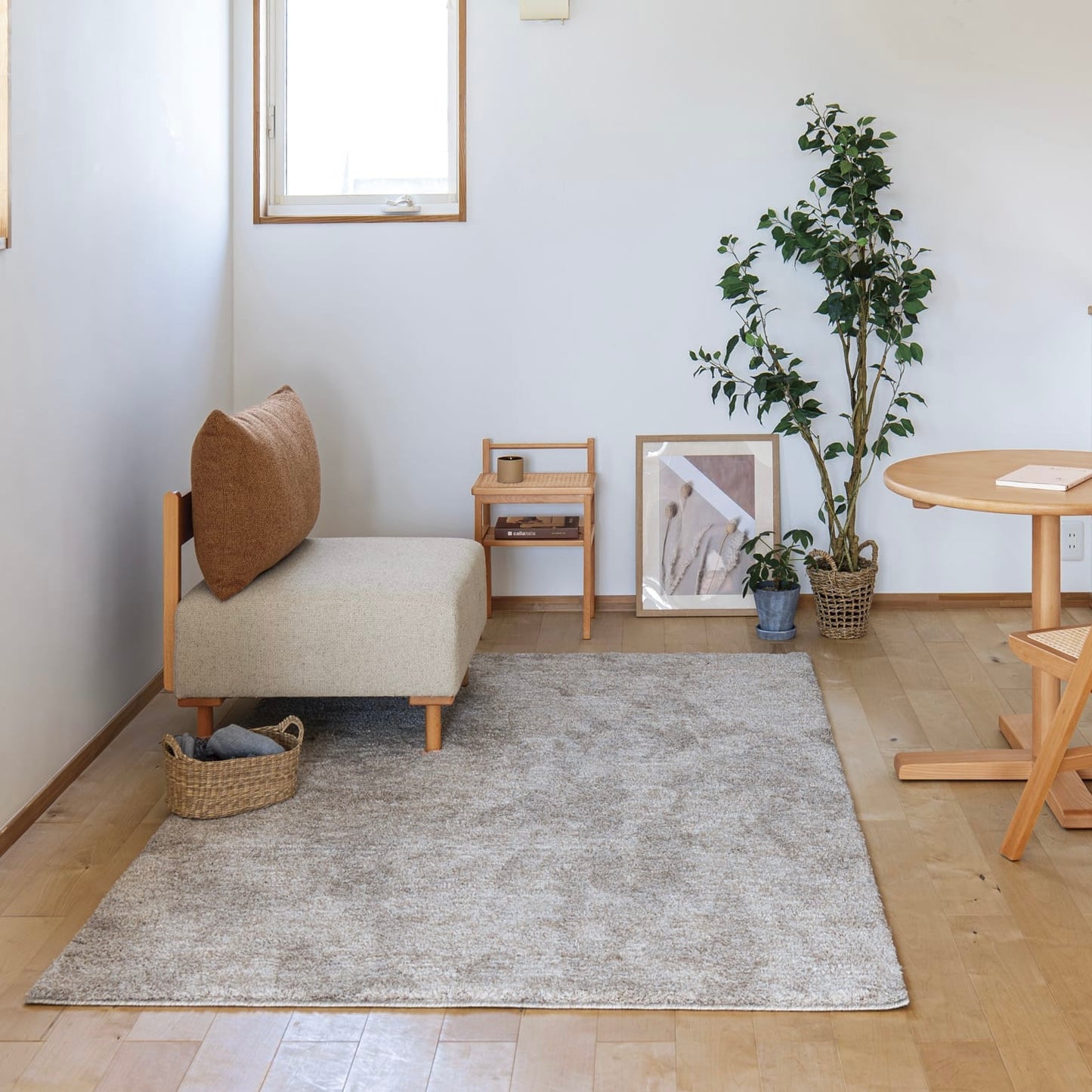 木製フレームのテラコッタオレンジのソファがリビングに置かれている様子