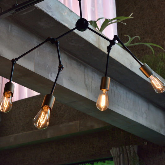 4灯ついた角度を調節できるシーリングライトが天井に設置されている様子