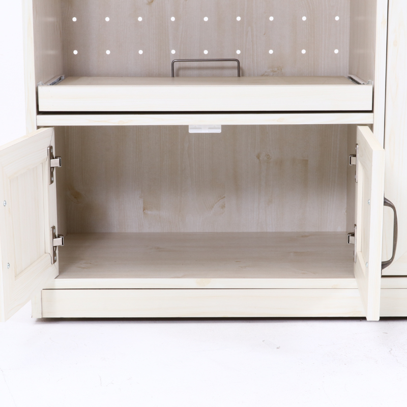 キッチンカウンター下段の収納棚内部を写している様子