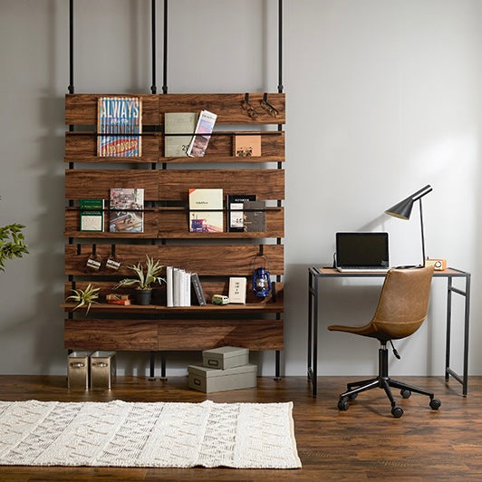 ブラウンの突っ張りディスプレイラックをデスク横に2つ並べて設置している様子